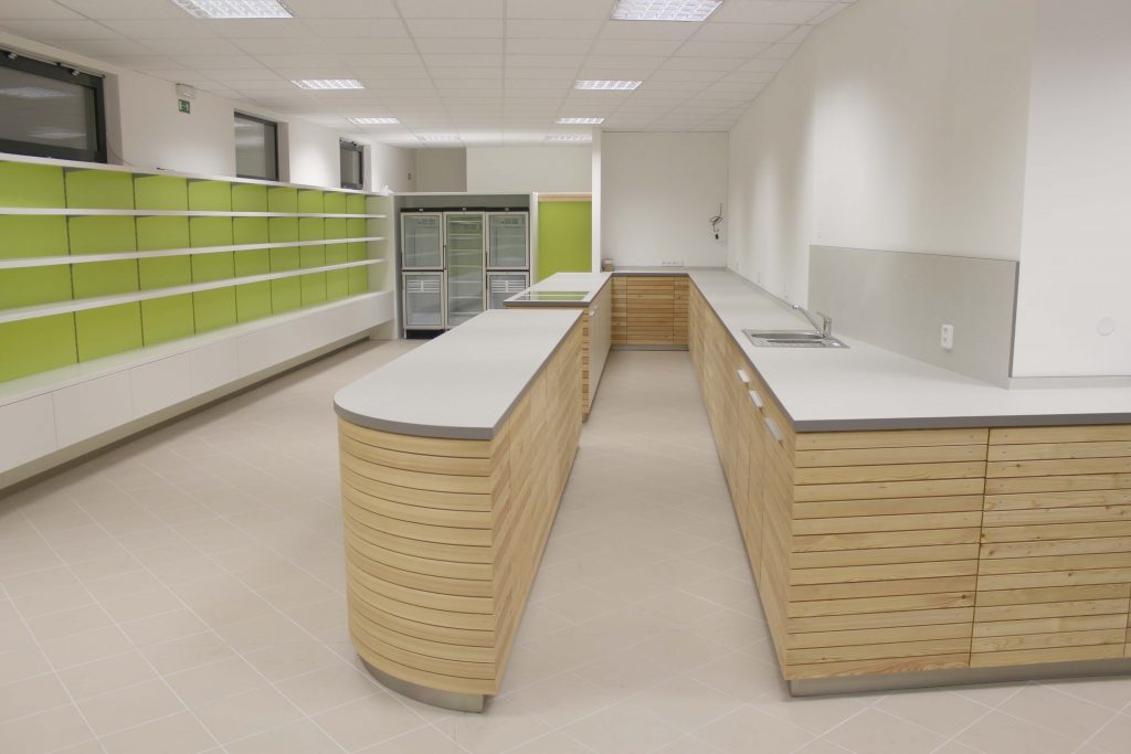 Přístavba komerčního objektu a interiér prodejny – Rožnov p/R